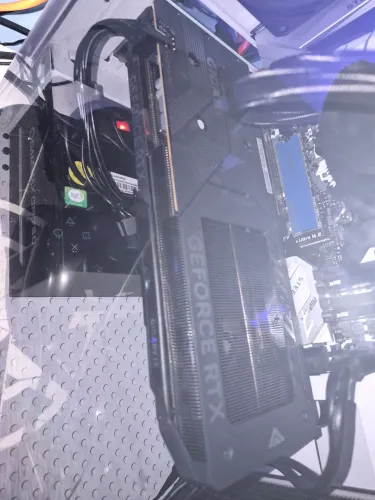 RTX 5050 Triplo fan 8 gigas OC Gigabyte 