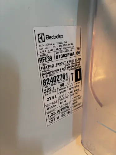 Geladeira Electrolux Frost Free 322L (modelo RFE39), branca, 127V. R$ 700