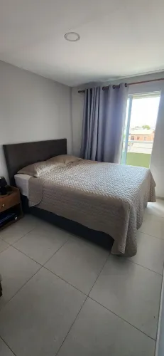 CAMA QUEEN COM BAÚ DUPLO + CABECEIRA + ROUPA COMPLETA + TRAVESSEIROS