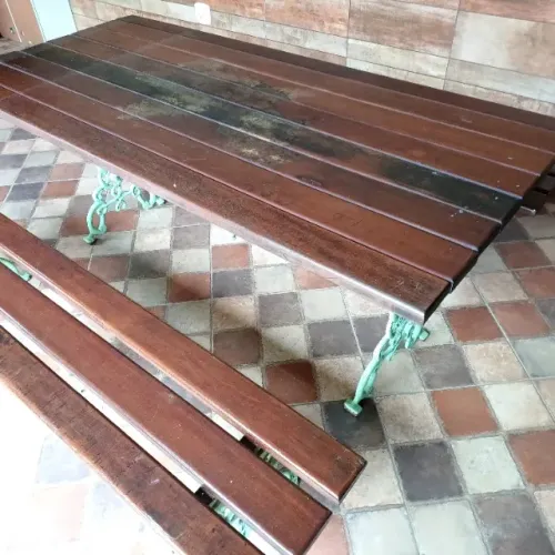 Mesa madeira maciça com pé de ferro e 2 bancos