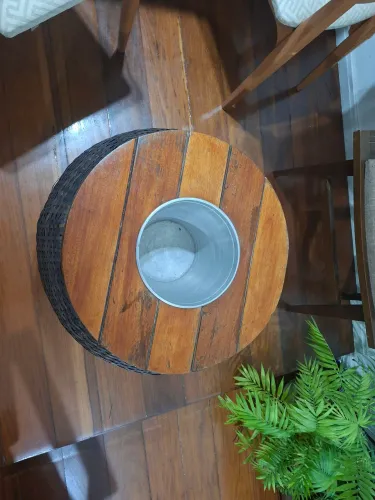 Mesa com tampo de madeira e fibra sintética com balde,para area externa.