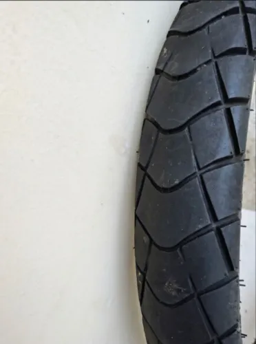 Pneu dianteiro 90/90 21 usado marca Fresh Tyre