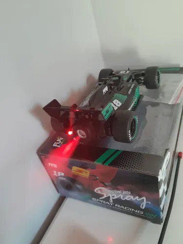 Carrinho de controle remoto com fumaça