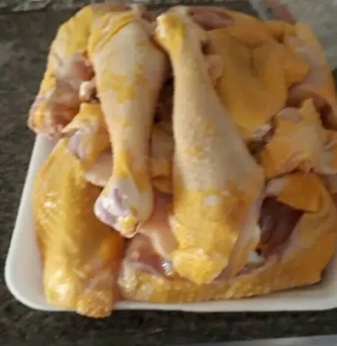 Frango caipira limpo e cortado