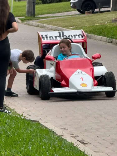 Réplica F1 para crianças com motor a gasolina.