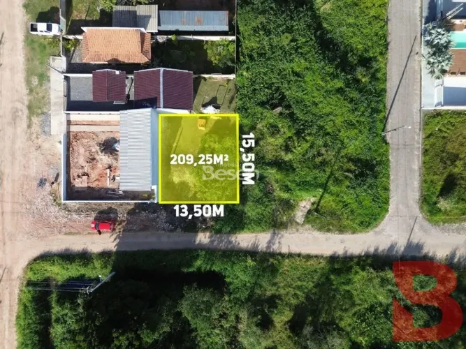 TERRENO LIMPO E NIVEL DA RUA, COM 209,25m2, LOTEAMENTO VOLTA AO MUNDO EM ITAPOÁ/SC, AO LAD