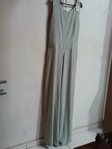 Vende-se um macacão novíssimo nunca usado!