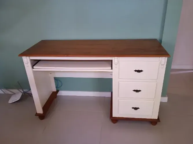 Escrivaninha de madeira