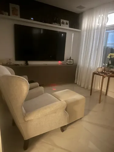 Poltrona clássica em linho 
