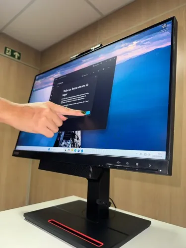 LOTE COM 25 UNIDADES MONITOR LENOVO 22" Touchscreen+ Webcam + microfone duplo+Som 