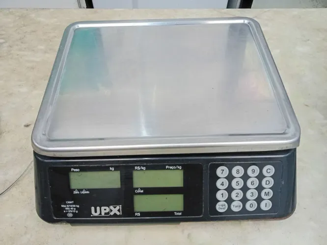 Balança digital , com selo do Inmetro . Capacidade ate 30 kg , 110 voltz .