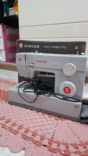 Máquina de costura doméstica Singer modelo 4423