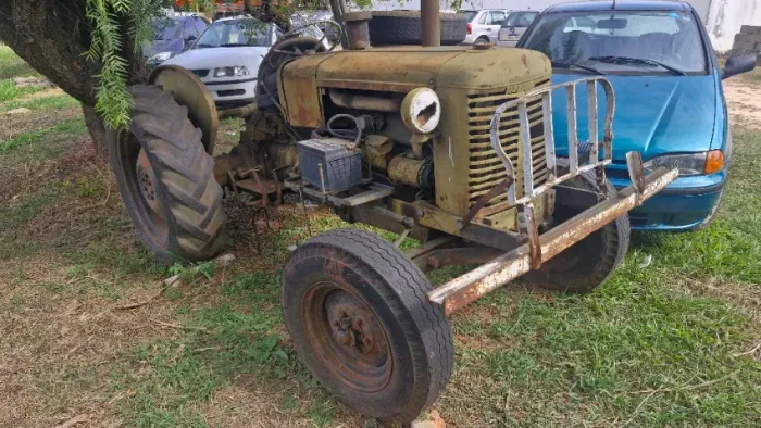 Trator antigo Valmet 1960