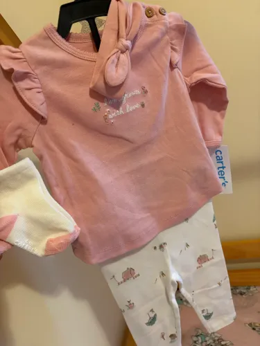 Conjunto Carter?s com meias e faixa para cabelo