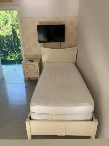 Cama de madeira maciça solteiro cor branco com colchão