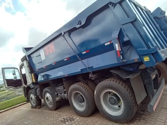 Caminhão Bascula Volvo - 2022 IMPECÁVEL