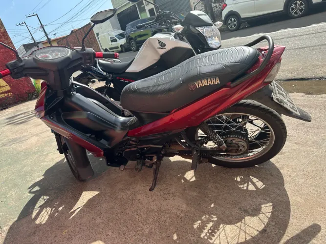 Vendo Crypton 115 ED toda reformada motor, pintura e Pineus novos só pegar e rodar.