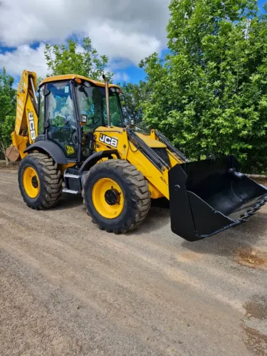 Retro Escavadeira JCB 4cx eco ano 2012 com 8.000 horas tração 4x4
