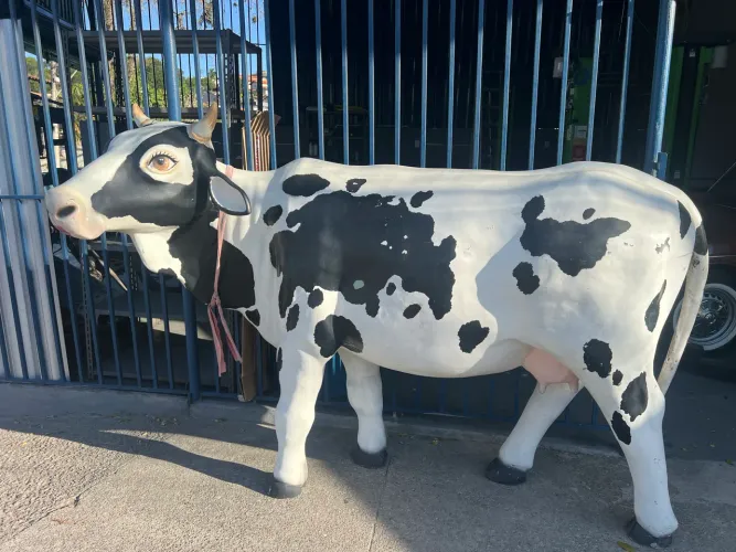 Vaca de fibra tamanho real