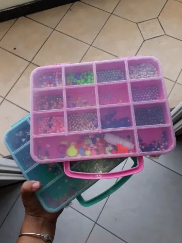 Duas Caixas Grandes com Diversas Variedades de Miçangas em Ótimo Estado 