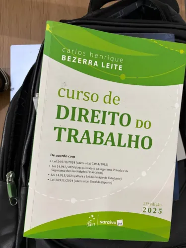Vende-se 3 livros por 400 reais