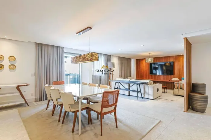 Apartamento reformado com varanda à venda no Leblon REF: AP0095