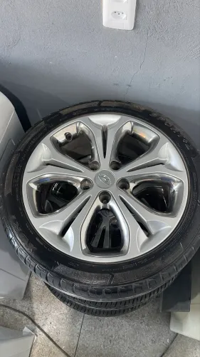 Vendo rodas originais Hyundai aro 17, com pneus em bom estado. 