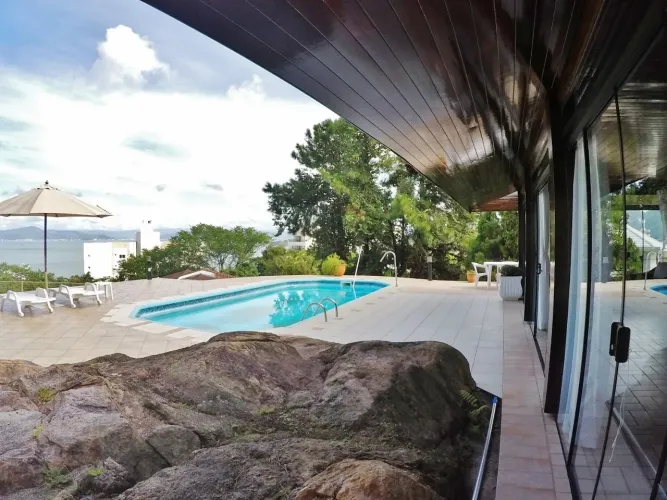 Casa com 04 dormitórios no bairro João Paulo, em Florianópolis/SC!