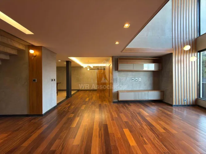 Casa Duplex para locação com 5 Quartos, Suítes com Closet e Lareira no Condomínio Portal d