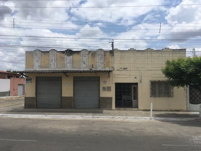 Casa em Avenida principal da cidade.