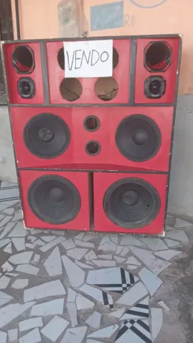 Vendo caixa de som com 4 fones usados, 2 de 15 e 2 de 12, caixa de som usada, por 1.200