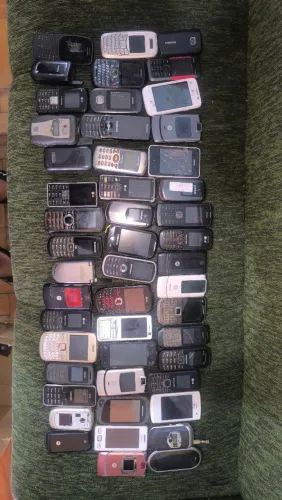 Lote de celulares antigos para retirada de pecas