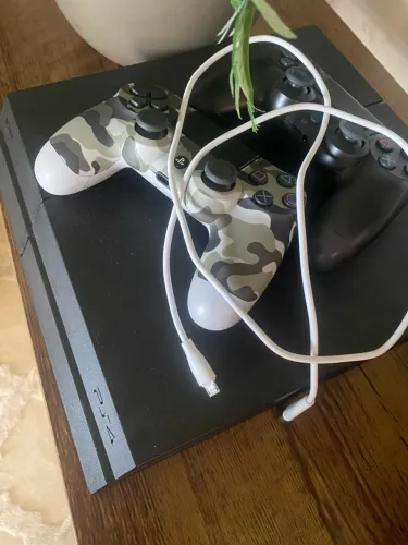 Ps4 slim 500gb, dois controles