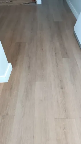 Piso amadeirado em vinílico da AC Coelho, em ótimas condiçoes. dois anos de uso. 65m2