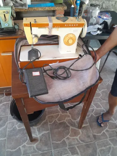 Máquina de costura Singer + Pedal + gabinete