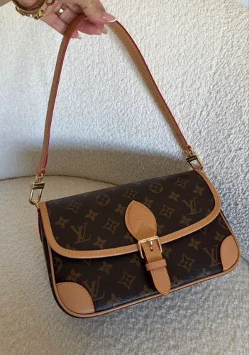 Bolsa Louis Vuitton em couro monograma- acompanha todos os itens