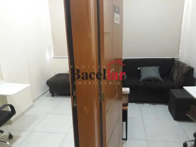Sala Comercial modernizada na Praça Saens Pena