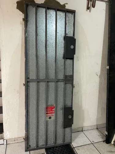 Porta em Ferro com Grade