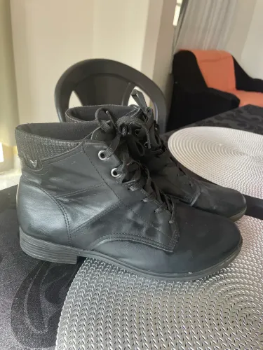 Vende duas botas numeração 38 , 80 reias cada 