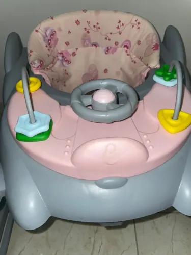 Andador infantil rosa e cinza com brinquedos