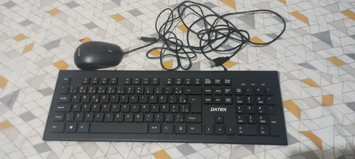 Kit completo 1 teclado e 1 mouse com fio da marca Daten