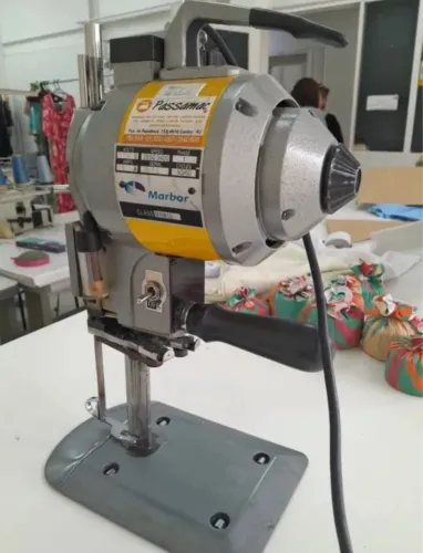 Máquina de Corte à Faca Industrial