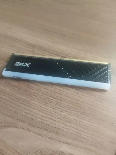 UMA (1)  MEMÓRIA RAM XPG DDR 4 8 GB  SPECTRIX RGB 