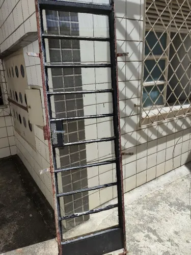 Vendo PORTA ESTILO RETRÔ EM.FERRO PERFEITAorta 