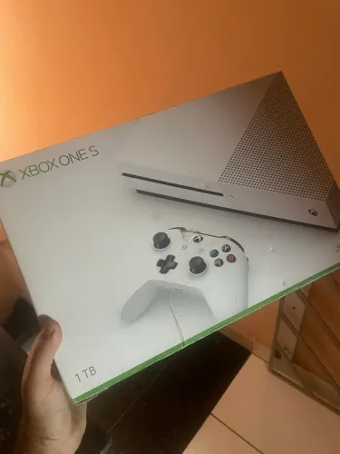 Xbox one S 1tb. 2 manetes original