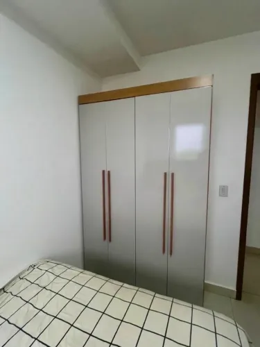 Guarda-roupa/Roupeiro 2 portas MDP cinamomo com pés.