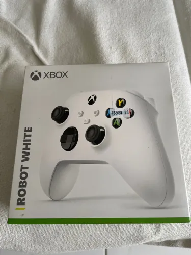 Dois controles do Xbox One seminovos, ainda na caixa.