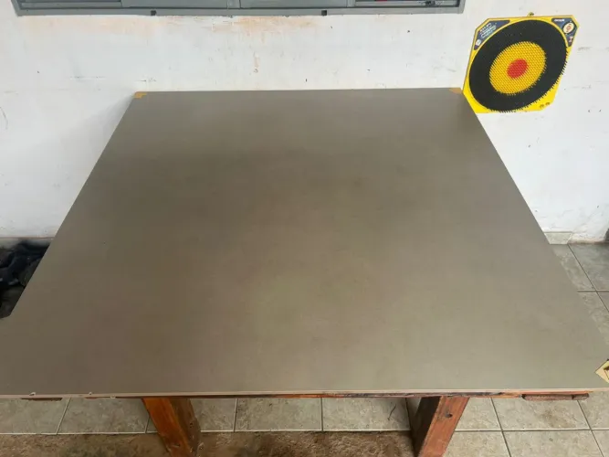 Mesa de madeira com tampão de mármore 