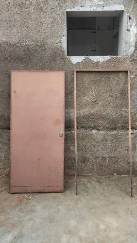 Portão de ferro com fechadura e chumbador