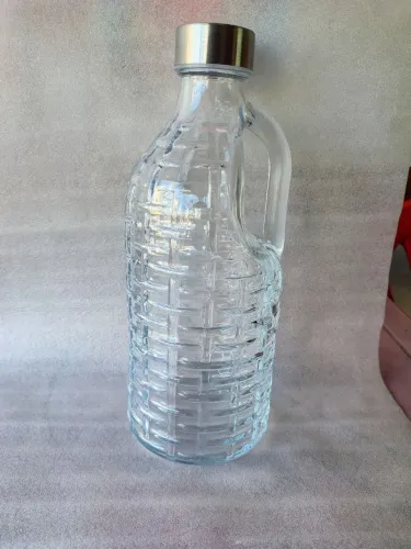Garrafa de agua detalhada em relevo